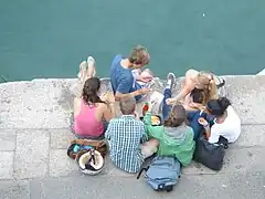 Pique-nique de collégiens français sur le port du Palais en Bretagne.
