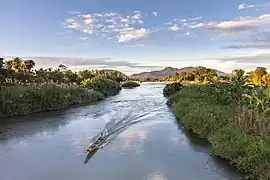 Pirogue filant sur le Mékong entre Don Det et Don Khon, Si Phan Don, Laos. Décembre 2021.