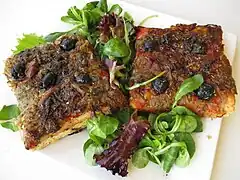 Avec tomate et salade.