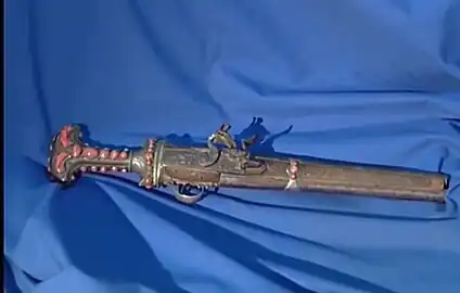 Un pistolet poignard en argent gravé et incrusté de corail datant du XVIIIe&nbsp;siècle