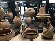 Pithoi (vases pour conserver les provisions, utilisés comme vases funéraires). Âge du bronze moyen sicilien, fin XVe /début XIIIe siècle av. J.-C. Thapsos