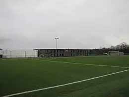 Le terrain synthétique et le siège administratif.