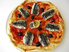 Pizza à la tomate, sardine et olives (variante).
