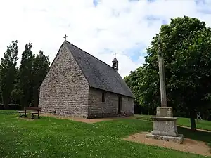 Chapelle Saint-Michel en Pléhédel : moellons de grès rose graveleux.