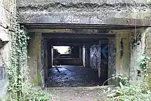 Photo de l'intérieur d'un bunker de combat datant de la Seconde Guerre mondiale