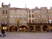 La place Saint-Louis avec sa galerie voûtée et ses arches était le site des changeurs de monnaie et des Lombards.