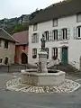 Place de la Mairie et fontaine.