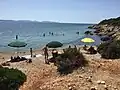 Parasols sur une plage du golfe de Palmas, Sardaigne.
