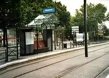 Abri le long de la voie ferrée du tramway, devant la route