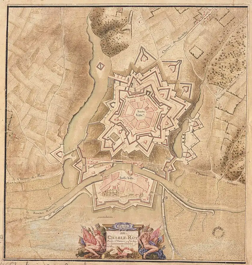 La Ville-Basse et la place en 1694, plan de Roussel, ingénieur du roiRoussel fait partie de l'équipe d'ingénieurs envoyés aux frontières par Louis XIV à partir de 1691. Il est nommé ingénieur en chef en 1716 et est fait chevalier de l'ordre de Saint-Louis en 1718. Il serait mort le 30 août 1733, selon un note en marge d'un document conservé au Service historique de la Défense (France) ..
