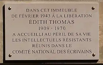 Plaque au no&nbsp;15 en hommage à Édith Thomas, qui y accueillit des intellectuels résistants en 1943-1944.