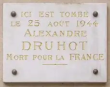 Plaque au no&nbsp;29 en hommage à Alexandre Druhot, mort pendant la Libération de Paris.