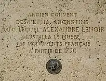 Plaque posée devant l'École des beaux-arts à Paris, où Alexandre Lenoir avait installé le musée des Monuments français.