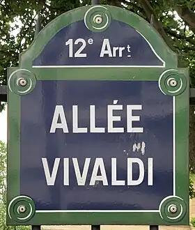 Voir la plaque.