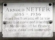Plaque au no 104.
