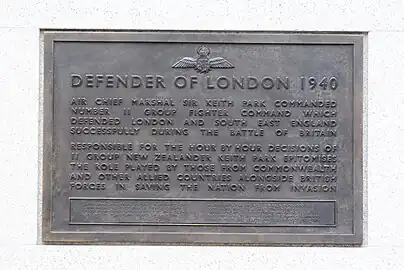Plaque commémorative près de la statue de à Waterloo Place.
