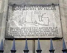 Plaque rappelant l'emplacement de la chapelle Saint-Michel, 8, boulevard du Palais.
