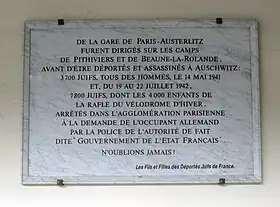 Plaque commémorant la déportation de Juifs.