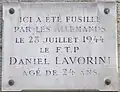 Plaque au no&nbsp;153, en mémoire de Daniel Lavorini, tué par les Allemands pendant la libération de Paris (1944).