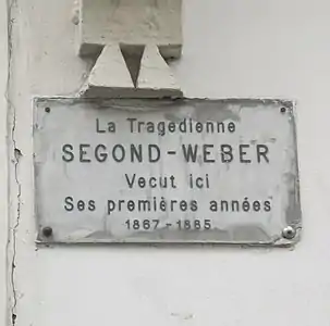 Plaque apposée au no&nbsp;43-45 de la rue de La Roquette, Paris 11e