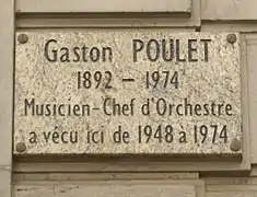 No&nbsp;85 : plaque en hommage à Gaston Poulet.