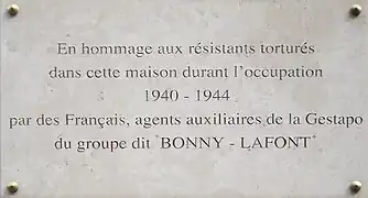 Plaque commémorative portant l'inscription « En hommage aux résistants torturés dans cette maison pendant l'occupation, 1940-1944, par des Français, agents auxiliaires de la Gestapo du groupe dit "Bonny-Lafont" »