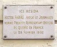 Plaque au no 6, immeuble qu'habita Hector Fabre, le premier représentant officiel du Québec en France.