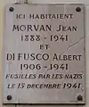 Plaque au no&nbsp;26 en hommage à Jean Morvan et Albert di Fusco, fusillés par les nazis en 1941.
