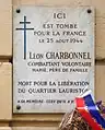 Plaque au no&nbsp;3 en hommage au résistant Léon Charbonnel, mort en 1944 pendant la Libération de Paris.