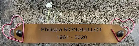Photographie en couleurs représentant une plaque hommage. Il y est inscrit : « Philippe Monguillot (1961-2020) ».