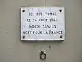 Plaque au no&nbsp;10 rendant hommage à Roch Simon, mort pour la France le 24 août 1944.