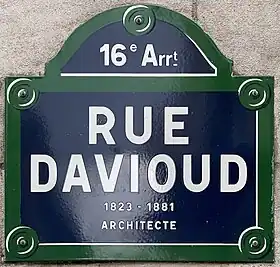 Voir la plaque.