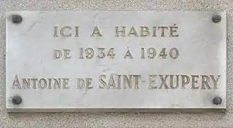 Plaque au no&nbsp;15, en hommage à Antoine de Saint-Exupéry.