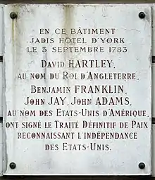 Plaque au no 56 en hommage au traité de Paris.