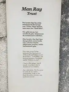 …Plaque apposée sur la villa.