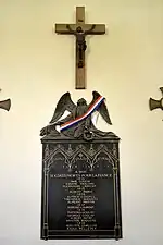Plaque dans l'église Saint-Vaast de Saint-Vaast-sur-Seulles.