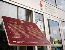 Plaque commémorative de Gustave Francq devant l'édifice de la FTQ
