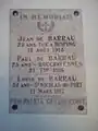 Plaque d'aspect marbrée qui rend hommage à trois membres de la famille morts pour la France lors de la Première Guerre Mondiale.