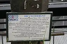 Photo couleur d'un panneau commémoratif, avec un emblème « souvenir chouan » en haut à gauche.