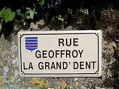 Anciennes armoiries de la commune de Vouvant présentes sur une plaque de rue.