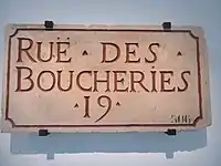 Plaque datée du XVIIIe&nbsp;siècle. La rue est alors située dans le 19e&nbsp;quartier de Paris. Plaque en pierre de liais gravée. Musée Carnavalet.