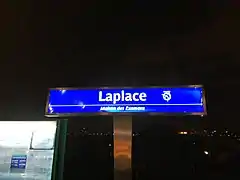 Autre panneau de la gare, avec le sous-titreMaison des Examens.