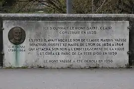 Plaque signalant l'emplacement de l'ancien pont Saint-Clair, avec un portrait de Claude-Marius Vaïsse en médaillon.