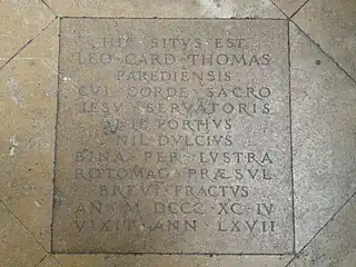 Photo de la plaque au sol avec épitaphe du cardinal Thomas à l'emplacement de son tombeau
