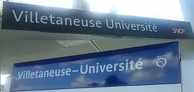 Plaques signalétiques indiquant le nom de la gare SNCF du tramway T11 Express et de la station RATP du tramway T8.