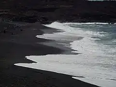 Plage de sable volcanique