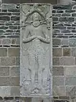 Le gisant adossé à l'église.