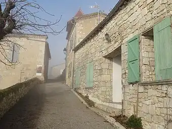 Rue centrale de Plieux en 2021.