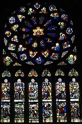 Photographie d'une verrière à six lancettes et une grande rose, consacrée à la Passion