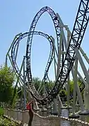 Le looping vertical et, en arrière-plan, le banana roll.